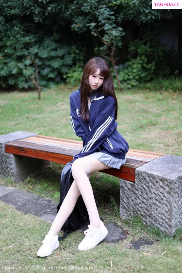   [XiuRen]高清写真图 2023.12.08 No.7784 韩系学妹 短裙美腿第4张图片